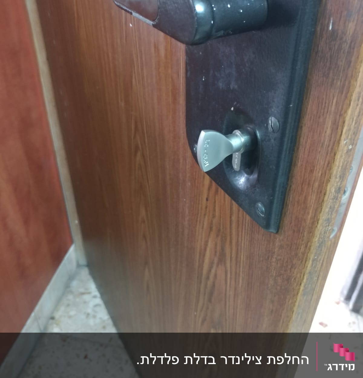 מנעול דלת עם ידית ומתכת